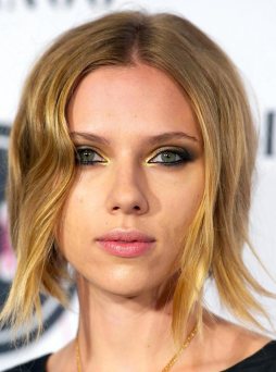Scarlett Johansson ses ofta på röda mattan med ögonskuggor i gula och oranga toner.